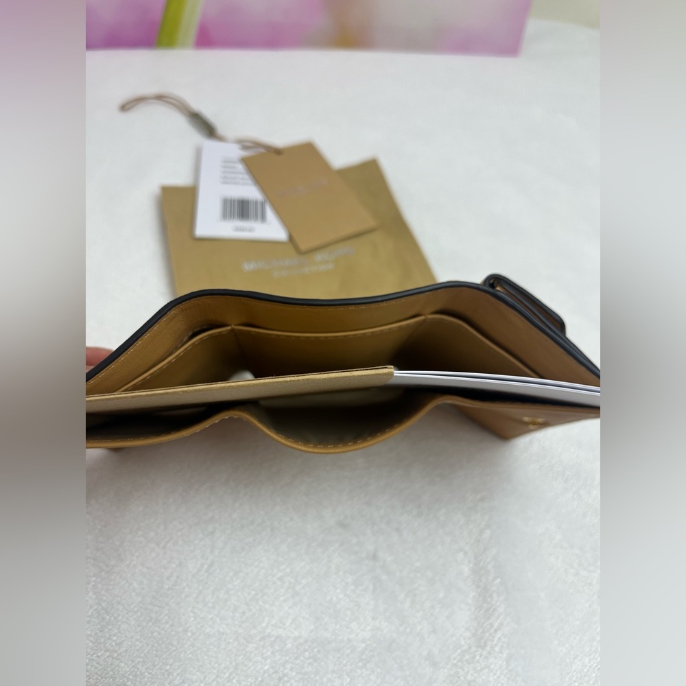 Michael Kors Tan Leather Wallet ✨RARE Collection - Picture 6 of 9